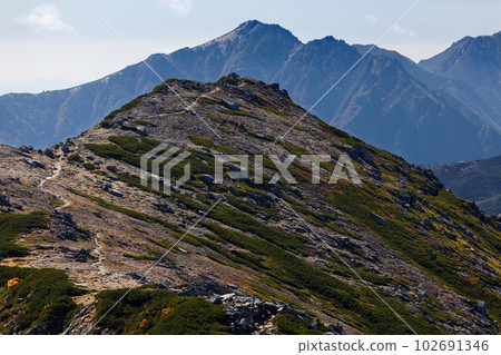 從極樂平看到的中央阿爾卑斯山脈的美嶽山脊線 102691346