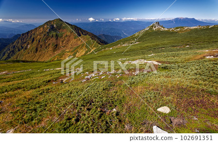 從中央阿爾卑斯山的島田娘嶺看到的三之澤山和禦嶽山 102691351