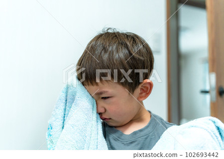一個不愉快時期的孩子，一個大哭的男孩 102693442