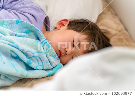 A boy in a bad age 一個穿條紋衣服的男孩 102693977