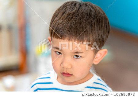 A boy in a bad age 一個穿條紋衣服的男孩 A boy in a bad age 一個穿條紋衣服的男孩 102693978