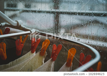 下雨天在房間裡晾衣服 102694623