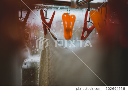 下雨天在房間裡晾衣服 下雨天在房間裡晾衣服 102694636