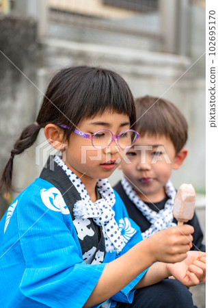 孩子們穿著節日法衣 孩子們穿著節日法衣 102695170