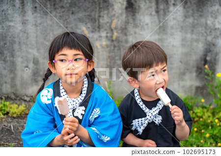 Children wearing festival happi coats 102695173