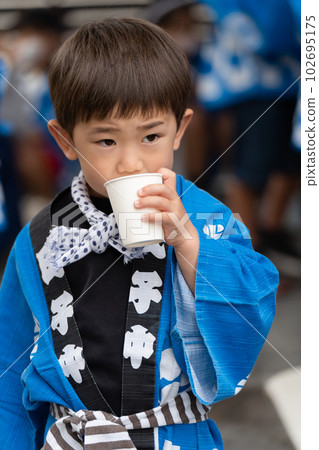 Children wearing festival happi coats Children wearing festival happi coats 102695175