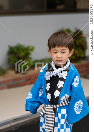 孩子們穿著節日法衣 102695176