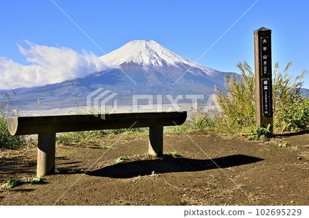Mt. Fuji seen from the summit of Mt. Ohira in the Doshi massif Mt. Fuji seen from the summit of Mt. Ohira in the Doshi massif 102695229