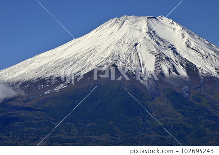 多子地塊大平山山頂積雪覆蓋的富士山 102695243