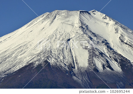 多子地塊大平山山頂積雪覆蓋的富士山 102695244
