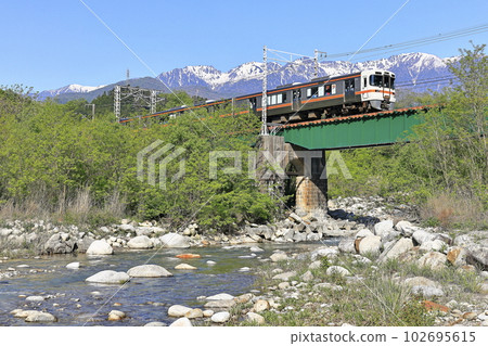 新綠的飯田線和殘雪的中央阿爾卑斯山 102695615