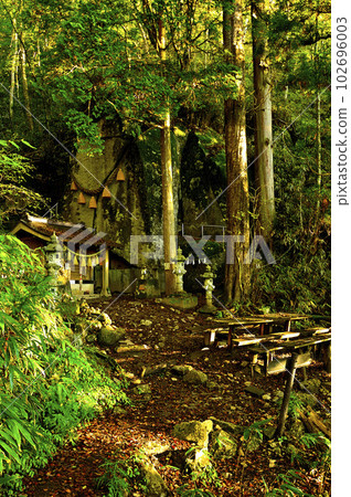 Mt. Ishiwari in the Doshi Massif Ishiwari Shrine welcomes the morning 102696003