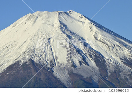 Snow-covered Mt. Fuji in the morning sun from the summit of Mt. Ishiwari in the Doshi massif 102696013