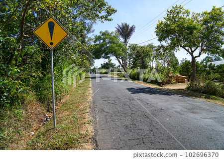 感嘆號警告標誌在巴厘島 感嘆號警告標誌在巴厘島 102696370