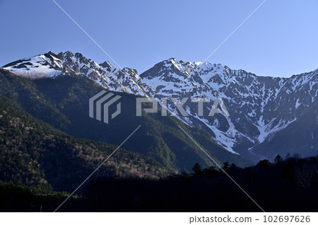Mt. Nishihotaka and Mt. Okuhotaka (shooting location: left bank of Taisho Pond) 102697626