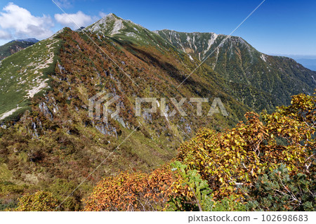 從附近的 Nigorizawa Omine 看到的中央阿爾卑斯山的主要山脊線在秋天的顏色 從附近的 Nigorizawa Omine 看到的中央阿爾卑斯山的主要山脊線在秋天的顏色 102698683