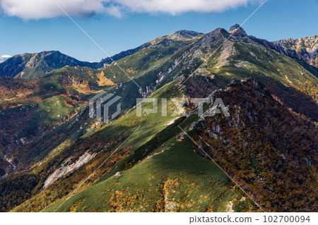 從檜尾山看到的秋色中的中央阿爾卑斯山脊線的山脈 102700094