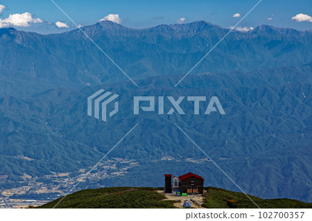 The refuge hut seen from Mt. Hinokio in the Central Alps and Shiramine Sanzan in the Southern Alps 102700357