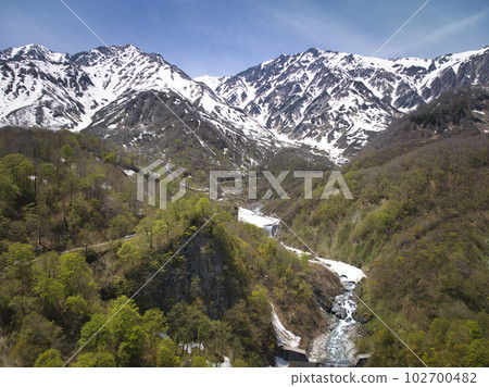 新雪的猿倉和殘雪的白馬三山 長野縣白馬村（無人機航拍） 102700482