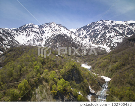 新雪的猿倉和殘雪的白馬三山 長野縣白馬村（無人機航拍） 102700483