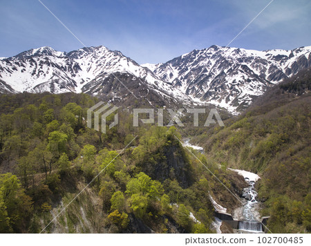 新雪的猿倉和殘雪的白馬三山 長野縣白馬村（無人機航拍） 102700485