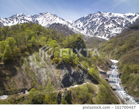 新雪的猿倉和殘雪的白馬三山 長野縣白馬村（無人機航拍） 102700487