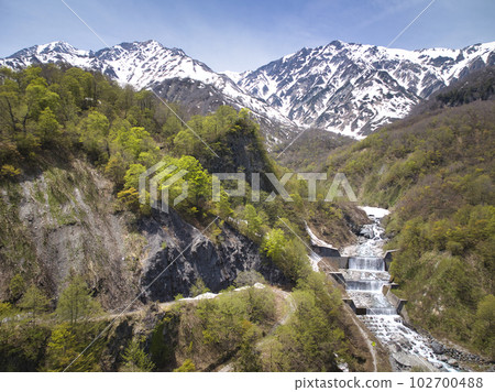 新雪的猿倉和殘雪的白馬三山 長野縣白馬村（無人機航拍） 102700488