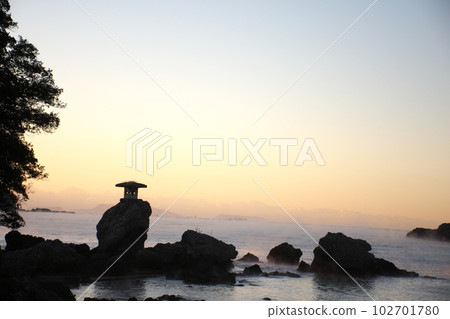 清晨在大浦海灘設置的石燈籠 102701780