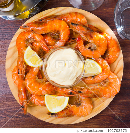 Shrimps with white sauce 102702573