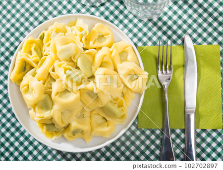 Tortelloni with ricotta cheese and spinach 102702897