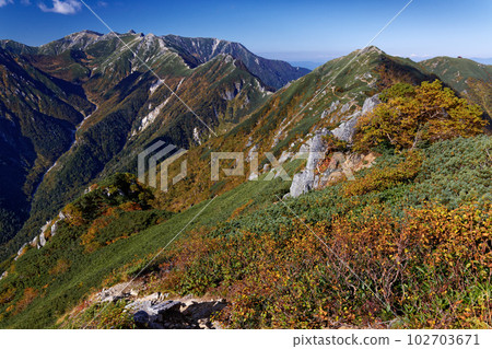 秋色中的中央阿爾卑斯山的主要山脊:檜尾山、法見山、木曾駒岳 秋色中的中央阿爾卑斯山的主要山脊:檜尾山、法見山、木曾駒岳 102703671
