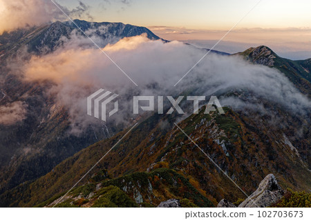 從中央阿爾卑斯山的熊澤山看到黃昏的檜尾山和流雲 從中央阿爾卑斯山的熊澤山看到黃昏的檜尾山和流雲 102703673