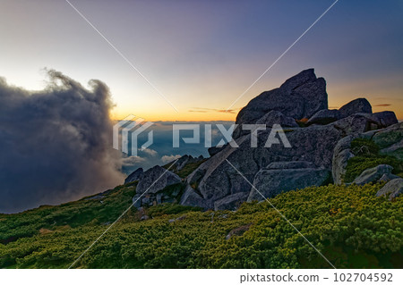 中央阿爾卑斯山的餘暉與熊澤山頂的景色 中央阿爾卑斯山的餘暉與熊澤山頂的景色 102704592