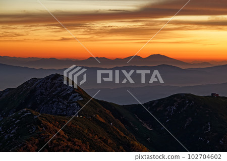 從中央阿爾卑斯山的主要山脊熊澤山看到的日出雲、檜尾山和淺間山 102704602