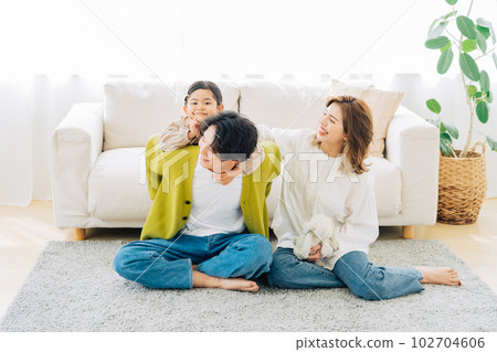 一個家庭在客廳放鬆 102704606