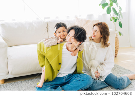 一個家庭在客廳放鬆 102704608