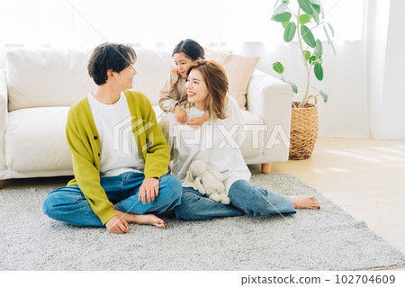 一個家庭在客廳放鬆 102704609