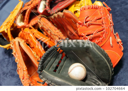 9 人的棒球手套和連指手套圖像 102704664