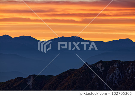 Sunrise clouds seen from the main ridgeline of the Central Alps, Mt. Kumazawa, and the Southern Alps, Mt. Akaishi, Mt. Hijiri Sunrise clouds seen from the main ridgeline of the Central Alps, Mt. Kumazawa, and the Southern Alps, Mt. Akaishi, Mt. Hijiri 102705305