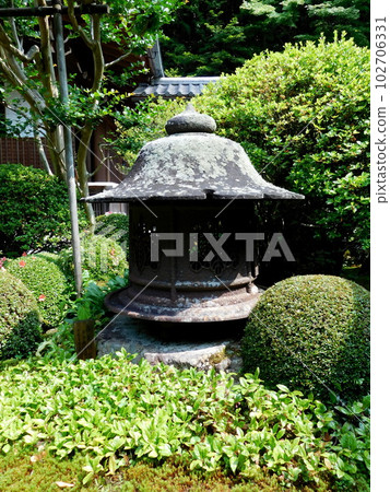 Kyoto Ohara Jakko-in Temple Yukimi Lantern 102706331