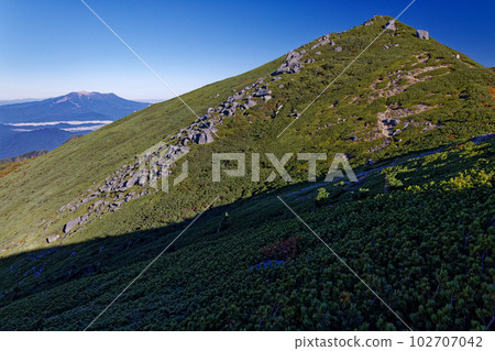 早上從中央阿爾卑斯山看到的熊澤岳和禦岳橫穿 102707042