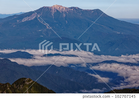 清晨從中央阿爾卑斯山的熊澤山看到的御岳 102707145