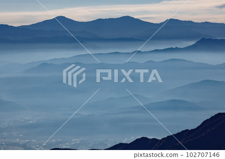 從中央阿爾卑斯山的熊澤山看到的晨霧中漂浮的白峰三山 從中央阿爾卑斯山的熊澤山看到的晨霧中漂浮的白峰三山 102707146