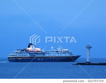 Shizuoka Pref. Expedition cruise ship Heritage Adventurer departs April 102707159