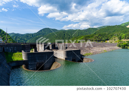 Aodo dam discharging water from the circle dam 102707430