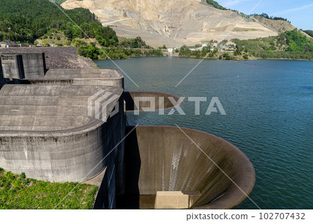 Aodo dam discharging water from the circle dam 102707432