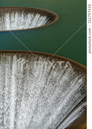 Aodo dam discharging water from the circle dam 102707438