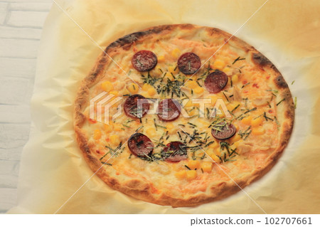 Dry sausage topped with tuna corn pollack roe mayo pizza Dry sausage topped with tuna corn pollack roe mayo pizza 102707661