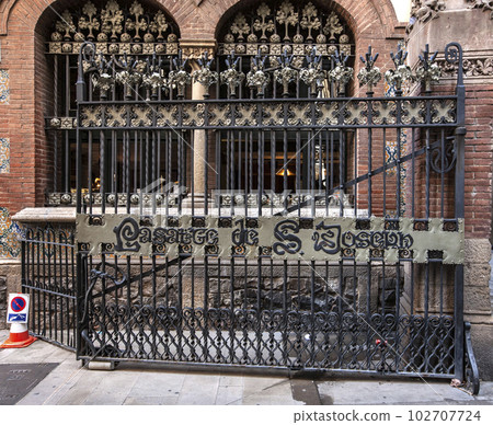 Vintage decorative metal figured gate in Barcelona Vintage decorative metal figured gate in Barcelona 102707724