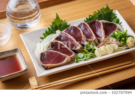 烤鰹魚和日本酒 102707994